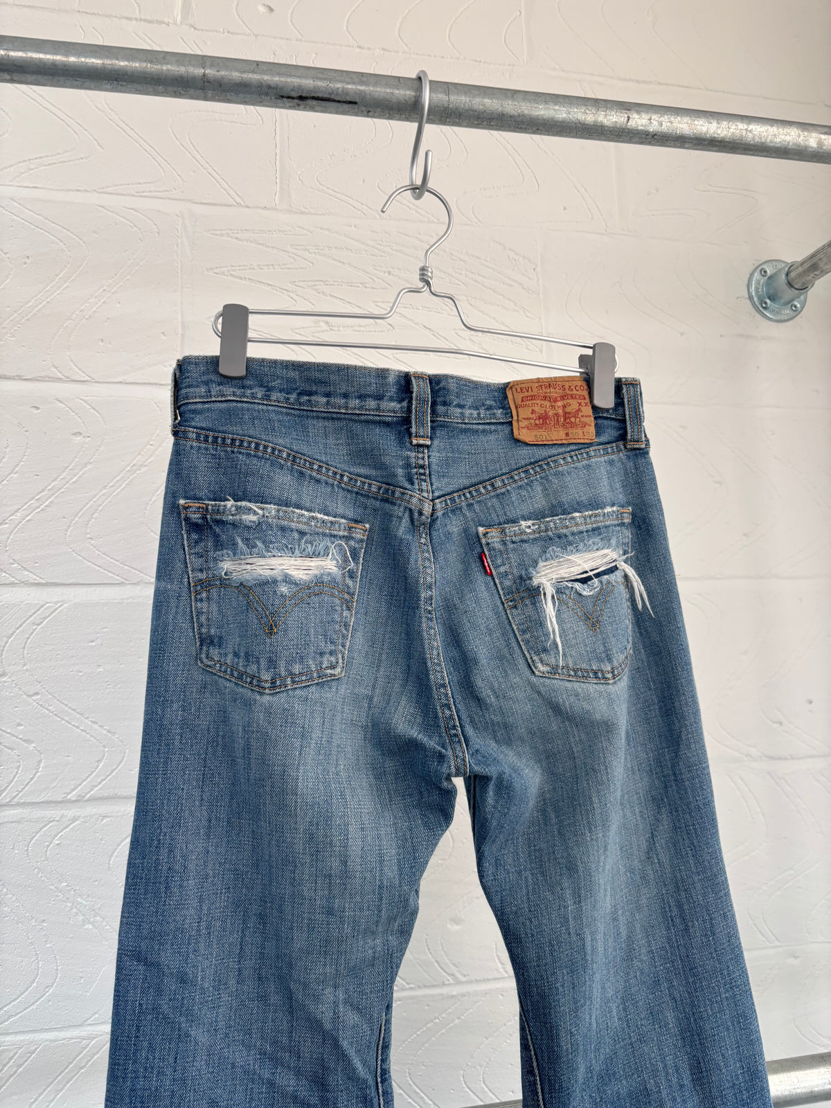 LEVI'S 501 RIPPED JEANS