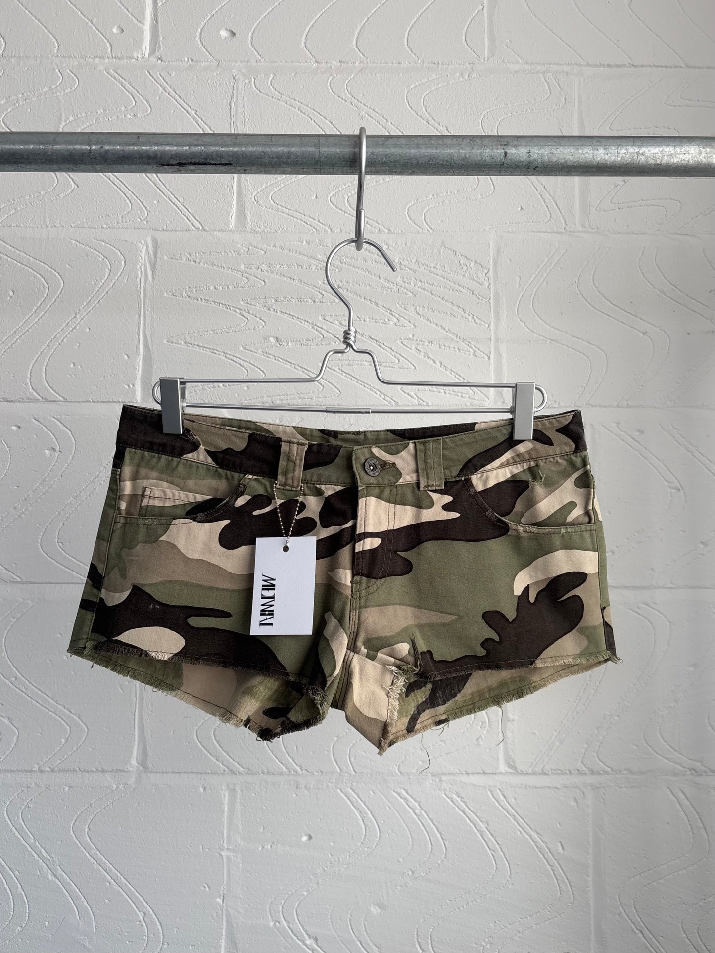CAMO RAW HEM DISTRESSED SHORTS