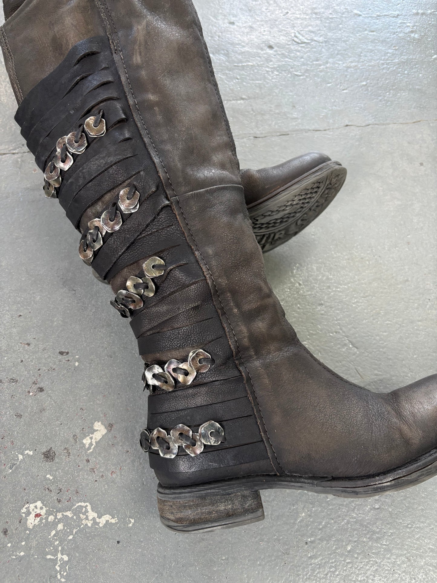 METAL DETAIL LEATHER BOOTS