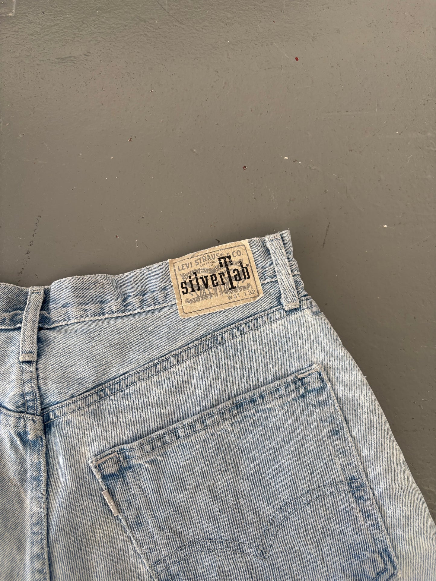 LEVI'S BAGGY RAW HEM SHORTS