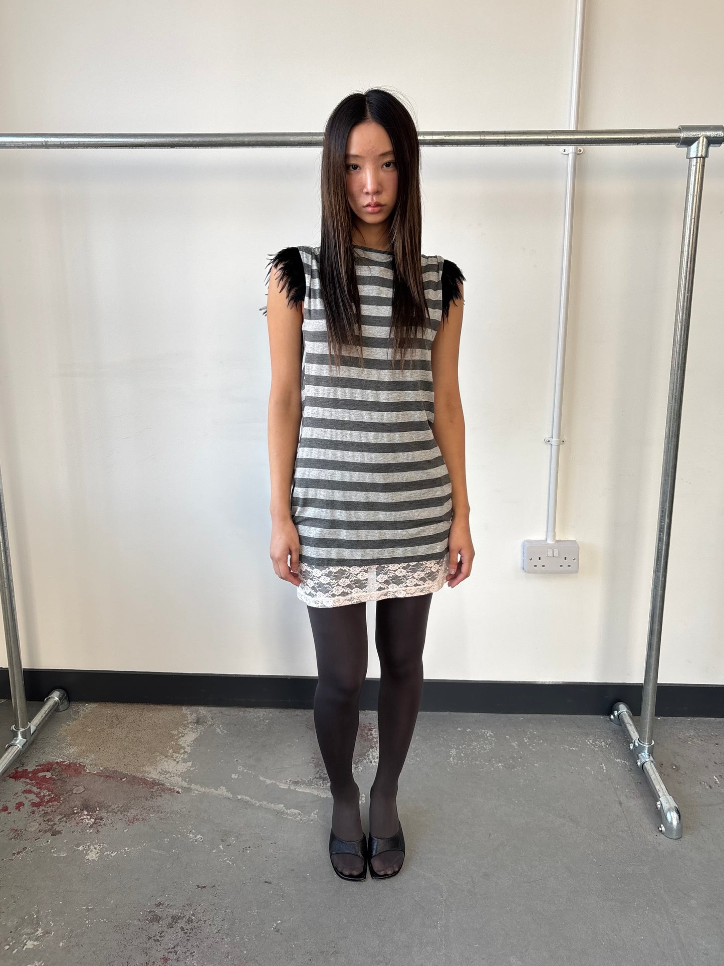 STRIPE FEATHER SHOULDER VEST