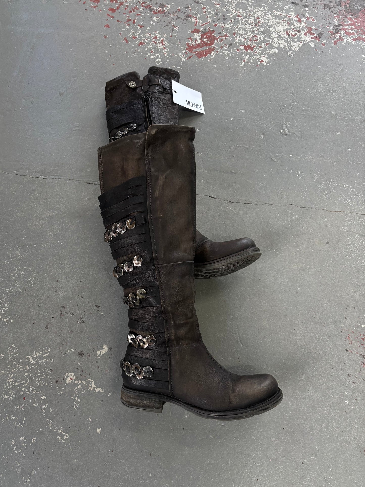 METAL DETAIL LEATHER BOOTS