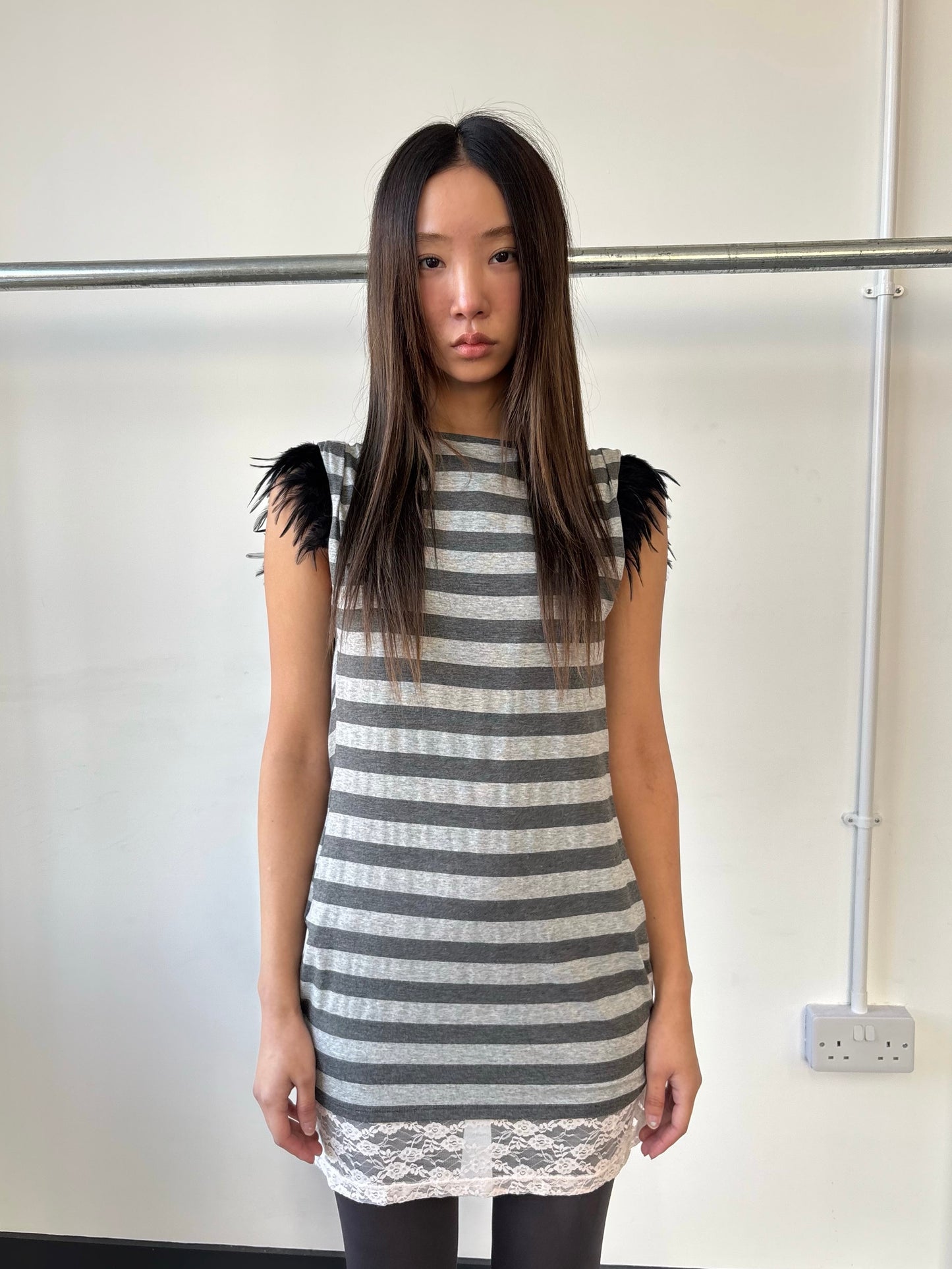 STRIPE FEATHER SHOULDER VEST