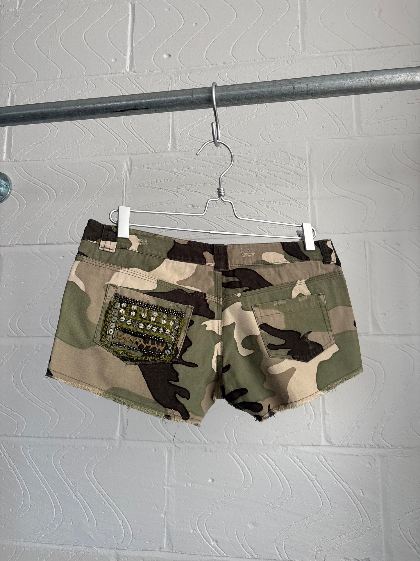 CAMO RAW HEM DISTRESSED SHORTS