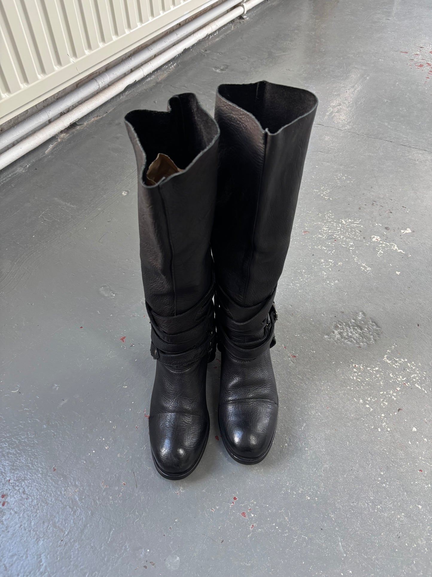 BONDAGE BUCKLE LEATHER BOOTS