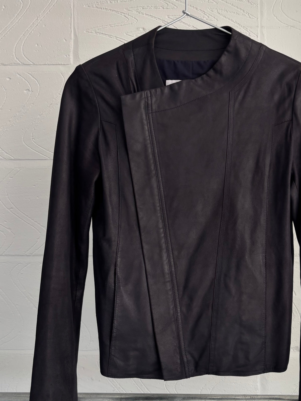 GOAT LEATHER ASYMMETRIC ZIP UP JACKET