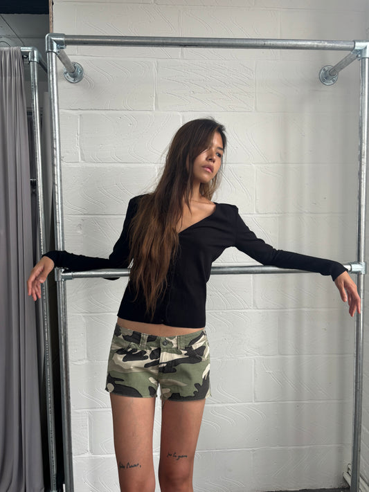 CAMO RAW HEM DISTRESSED SHORTS