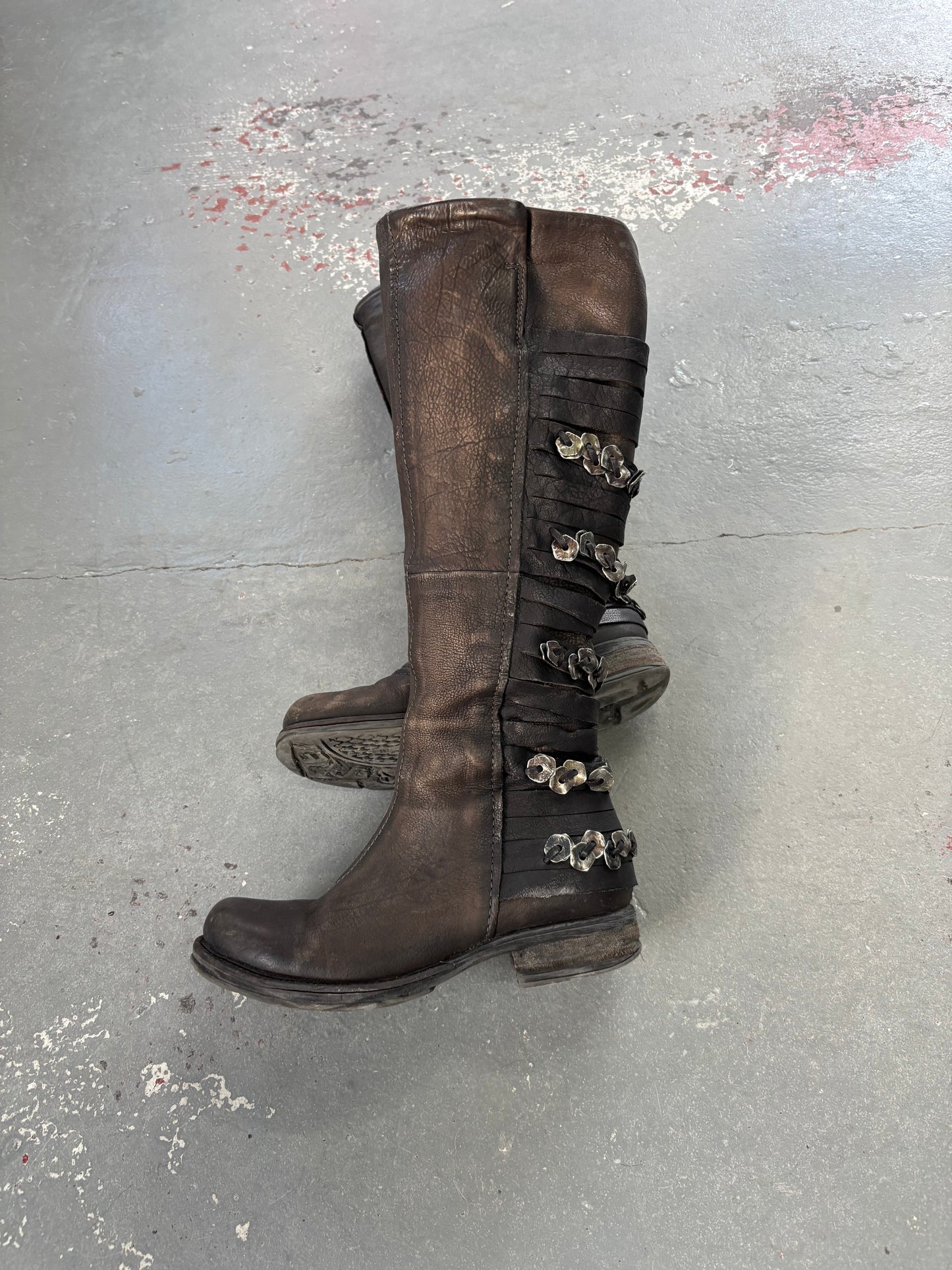 METAL DETAIL LEATHER BOOTS