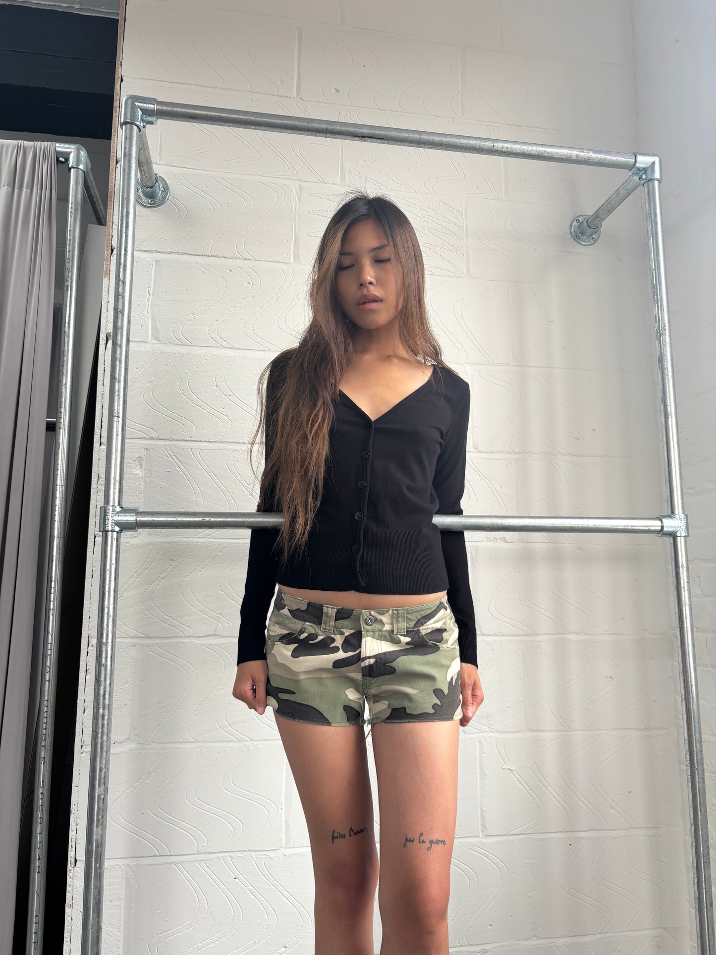 CAMO RAW HEM DISTRESSED SHORTS
