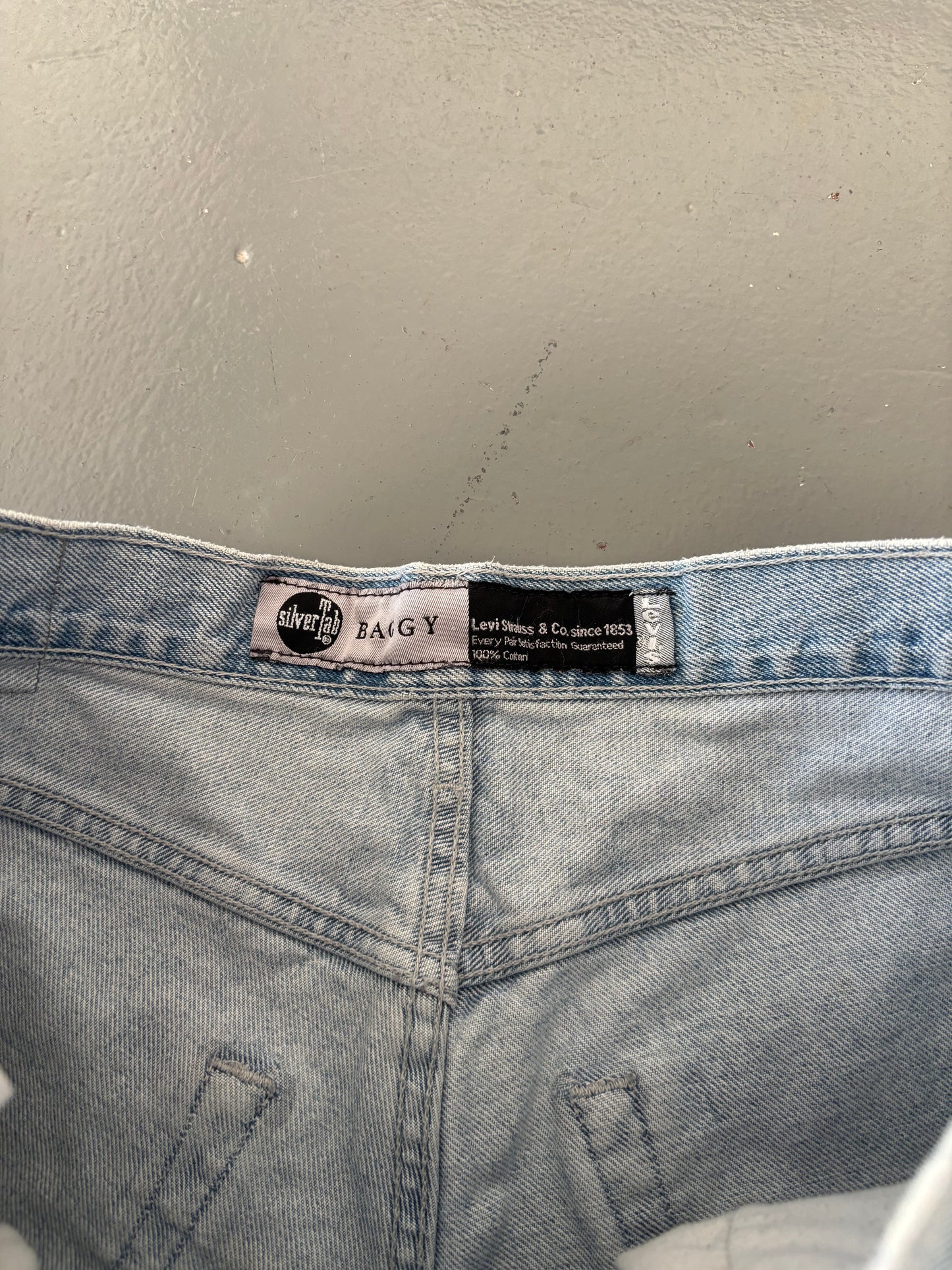 LEVI'S BAGGY RAW HEM SHORTS