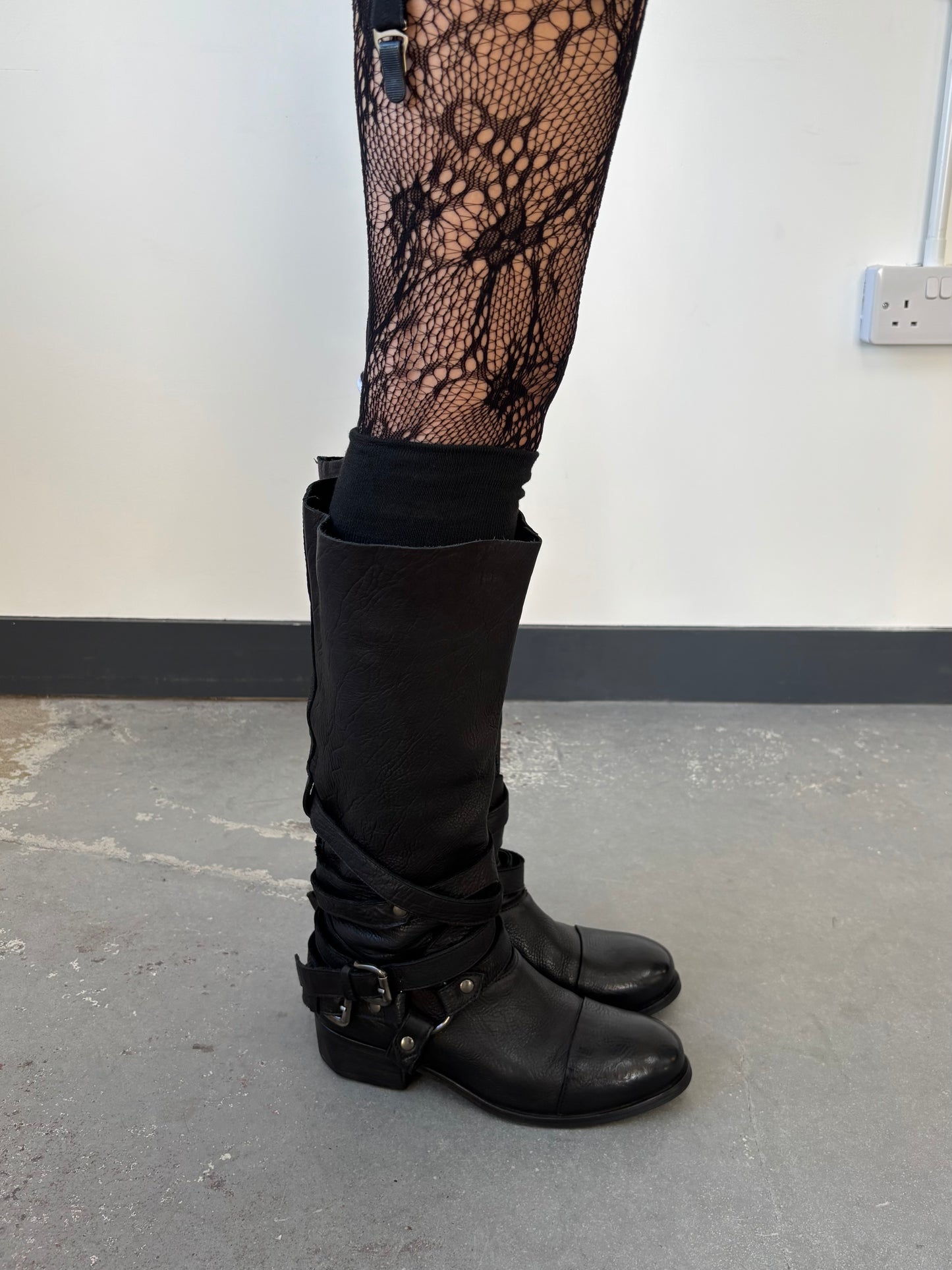 BONDAGE BUCKLE LEATHER BOOTS