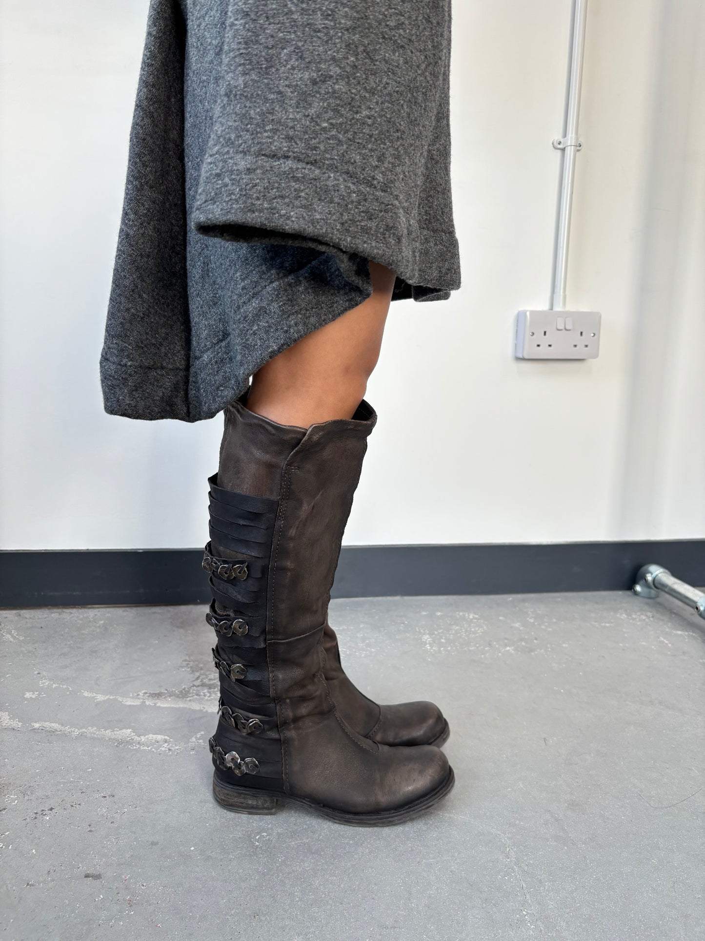 METAL DETAIL LEATHER BOOTS