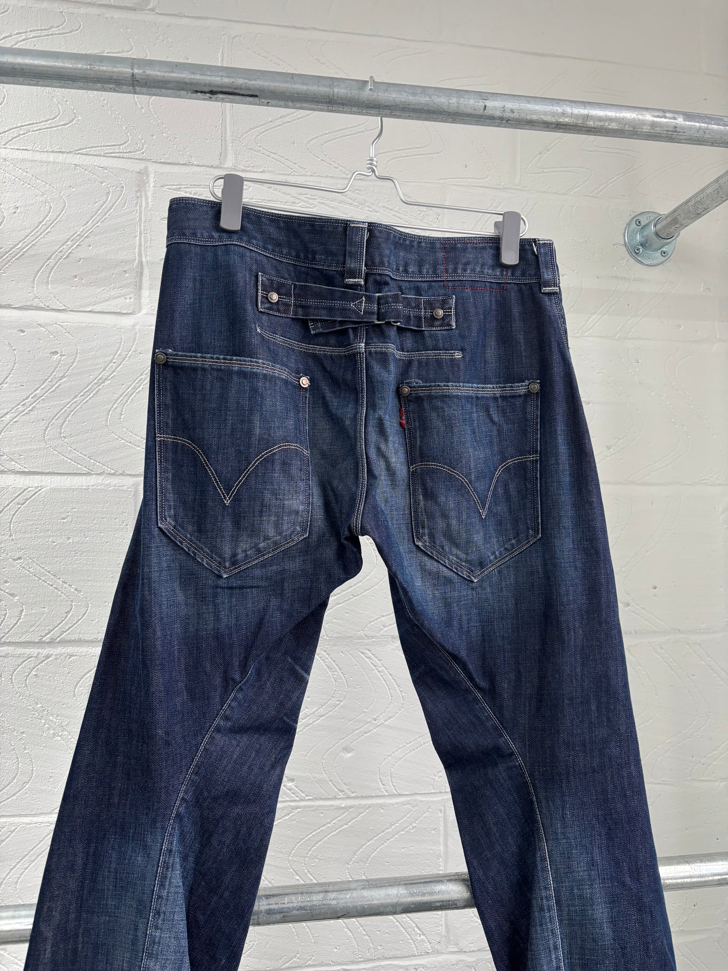 LEVI’S ENGINEERED WITH CLINCH BACK