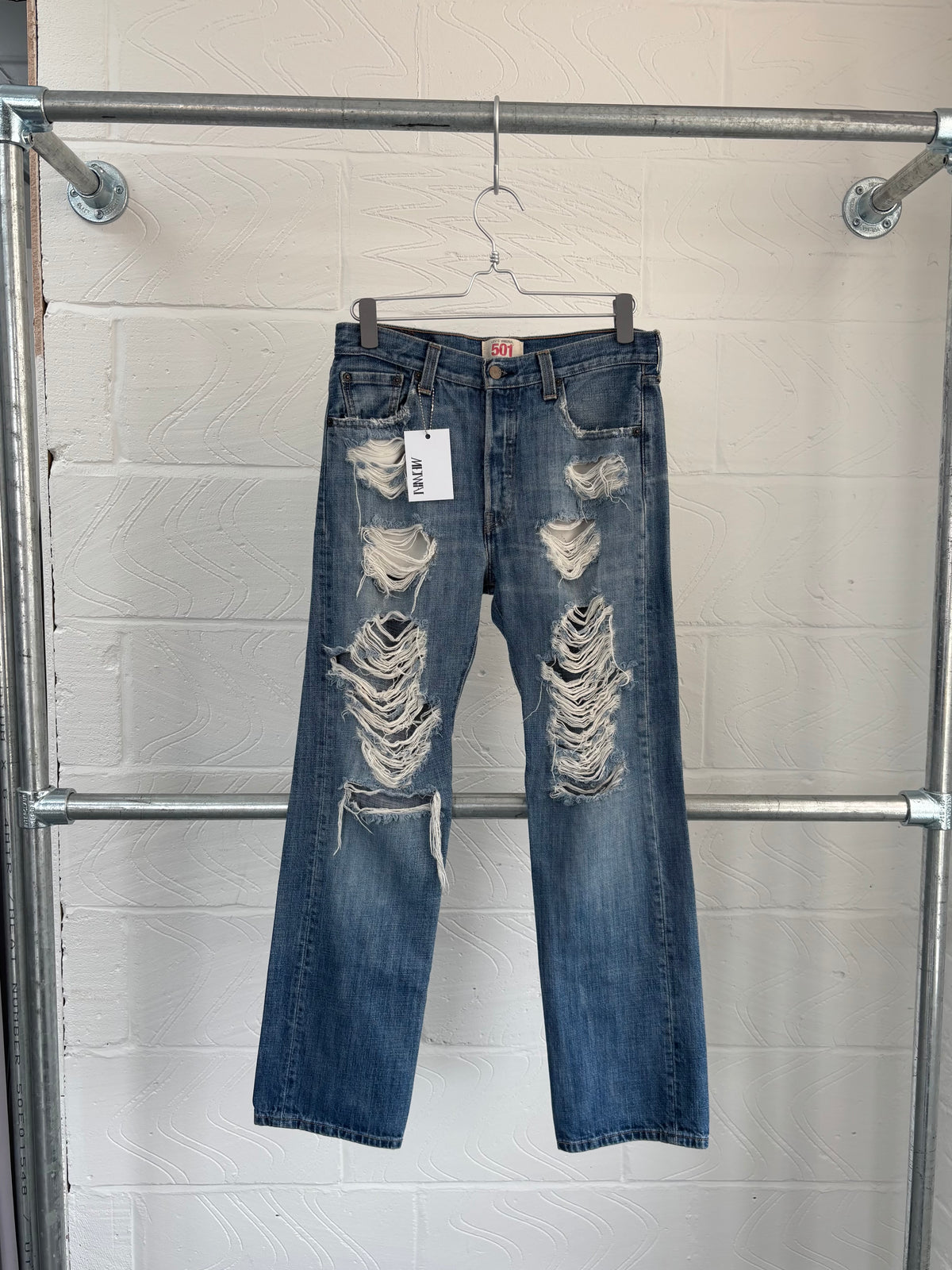 LEVI'S 501 RIPPED JEANS