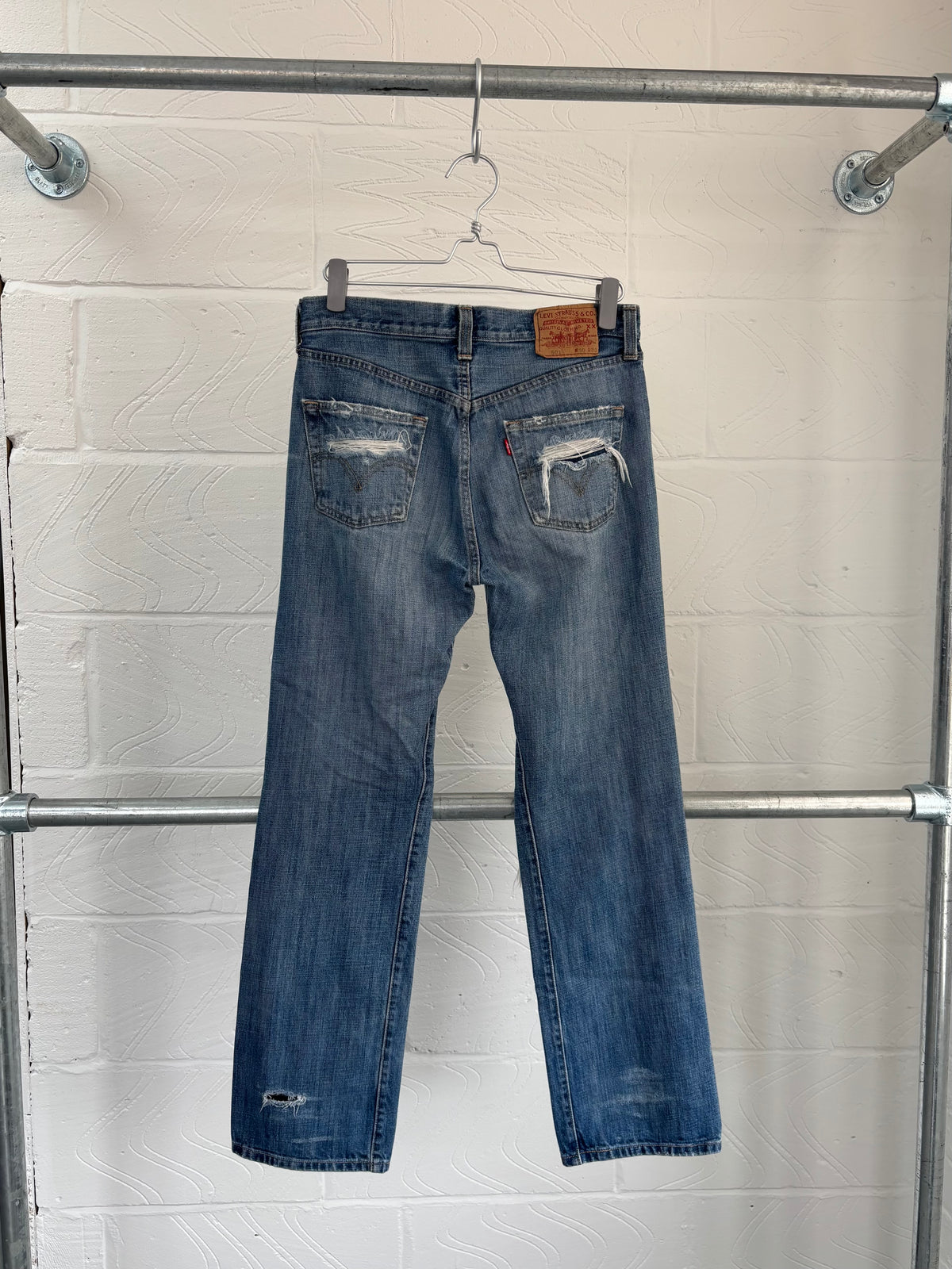 LEVI'S 501 RIPPED JEANS